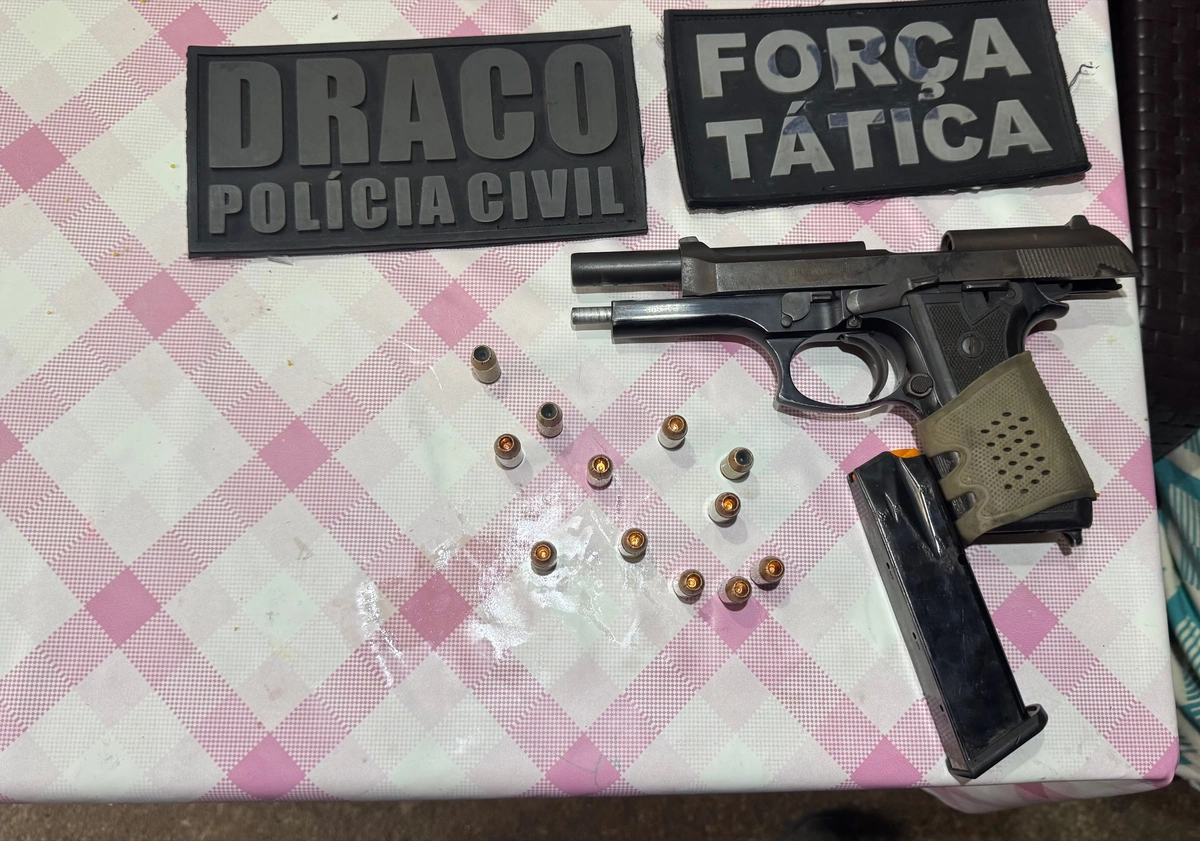 Arma foi localizada durante o cumprimento dos mandados judiciais