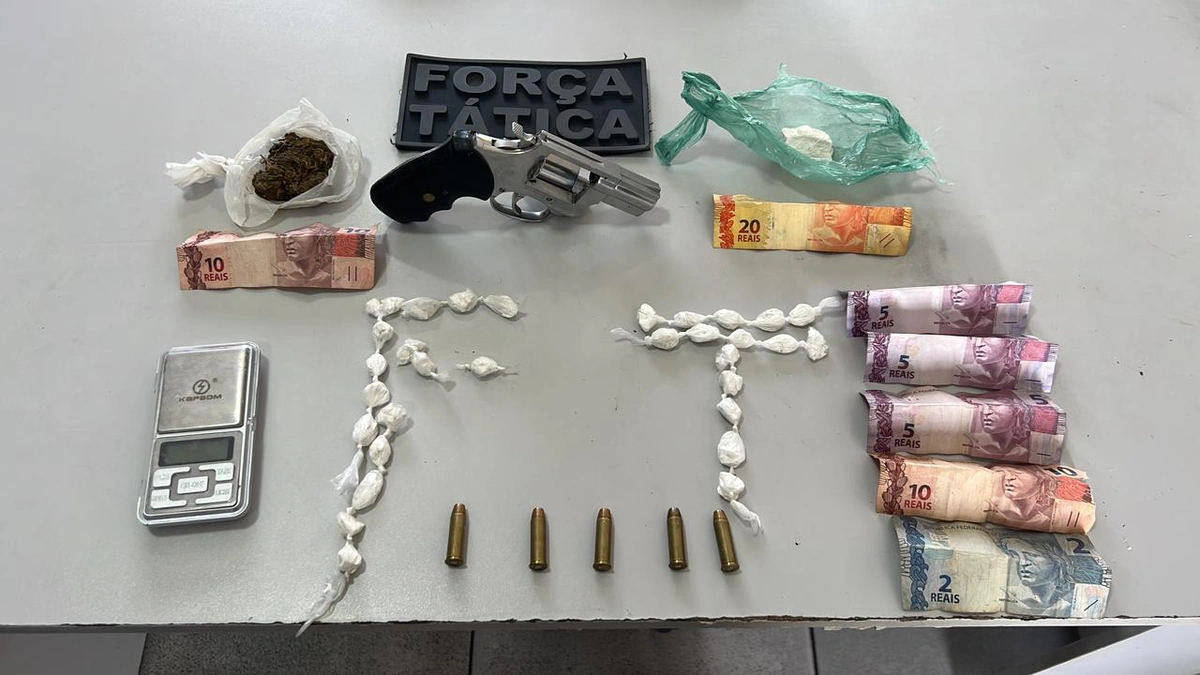 Arma, munições, dinheiro e drogas apreendidas