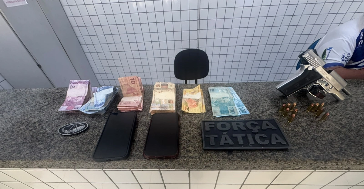 Arma, munições e dinheiro foram apreendidos com homem apontado como liderança de organização criminosa