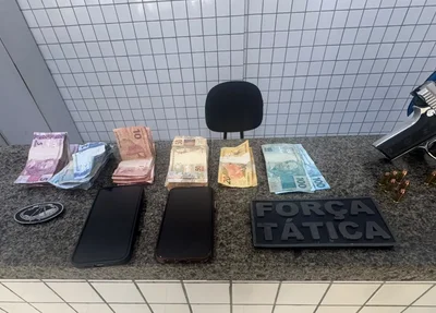 Arma, munições e dinheiro foram apreendidos com homem apontado como liderança de organização criminosa