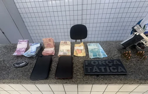 Arma, munições e dinheiro foram apreendidos com homem apontado como liderança de organização criminosa