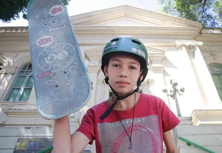 Adolescente viraliza ao improvisar pista de skate com lixo em Teresina