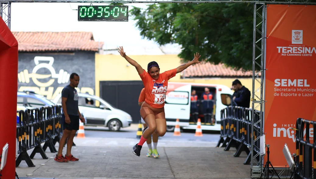 Atleta feliz em concluir a corrida