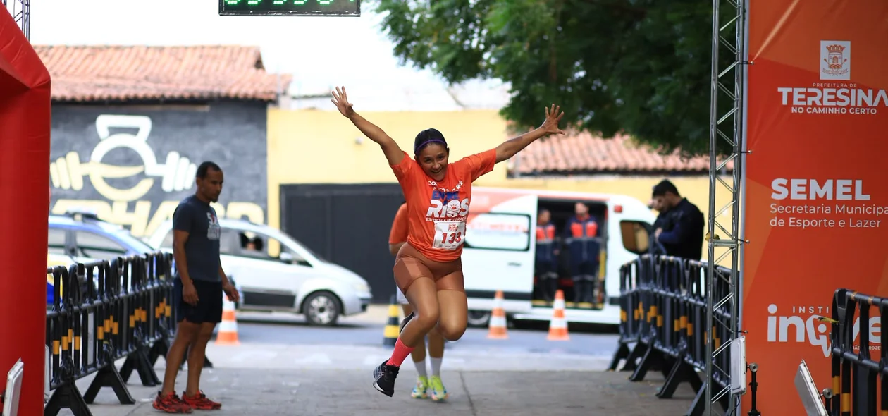 Atleta feliz em concluir a corrida