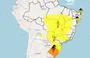 Aviso amarelo indica risco potencial para incêndios e problemas de saúde. Temperaturas devem variar entre 14°C e 26°C nesta segunda-feira (20).
