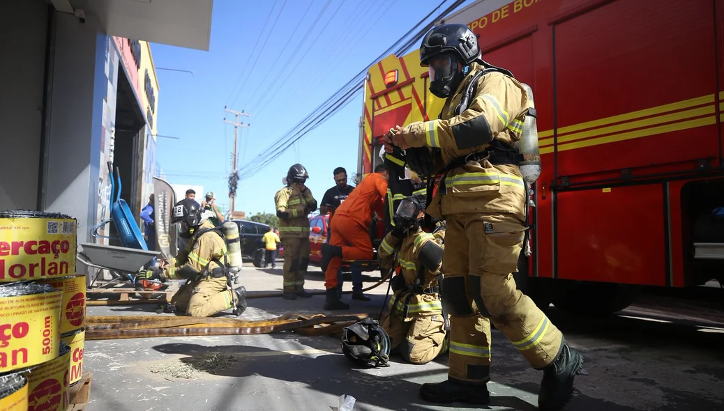 Bombeiros controlam chamas de fogo em depósito de loja
