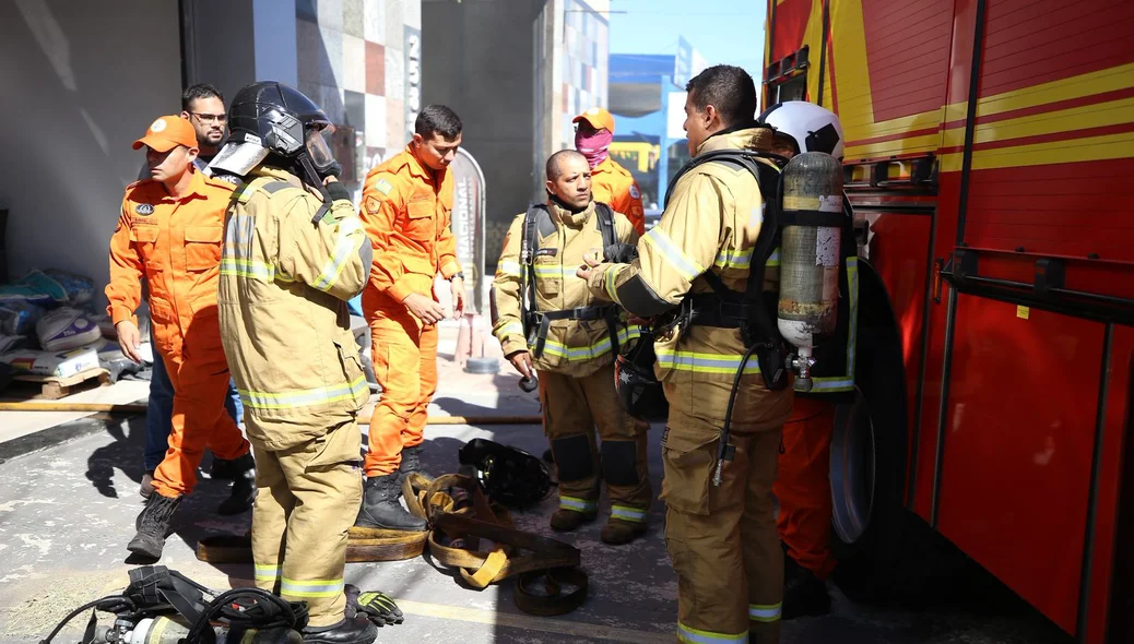 Bombeiros controlam fogo em loja de produtos agropecuários