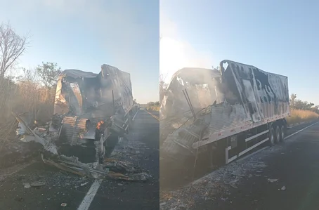 Caminhão ficou completamente destruído