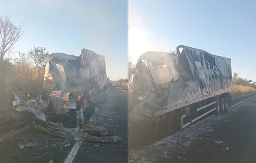 Caminhão ficou completamente destruído