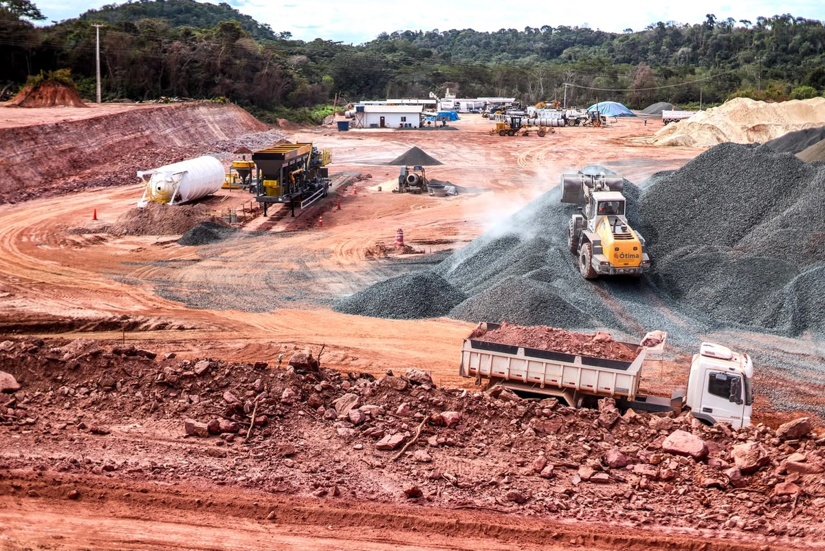 Canteiro de obras na BR 343