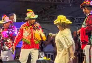 Susto! Cantora Alcione cai no palco durante show em São Luís