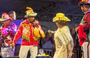 Cantora Alcione cai no palco durante show em São Luís
