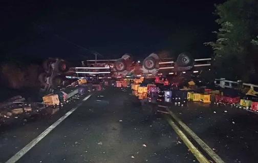 Carreta carregada de cerveja tomba e interdita trecho da BR 316 no Sul do Piauí