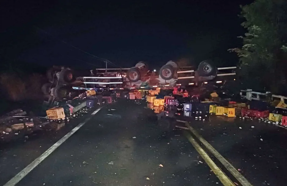 Carreta carregada de cerveja tomba e interdita trecho da BR 316 no Sul do Piauí