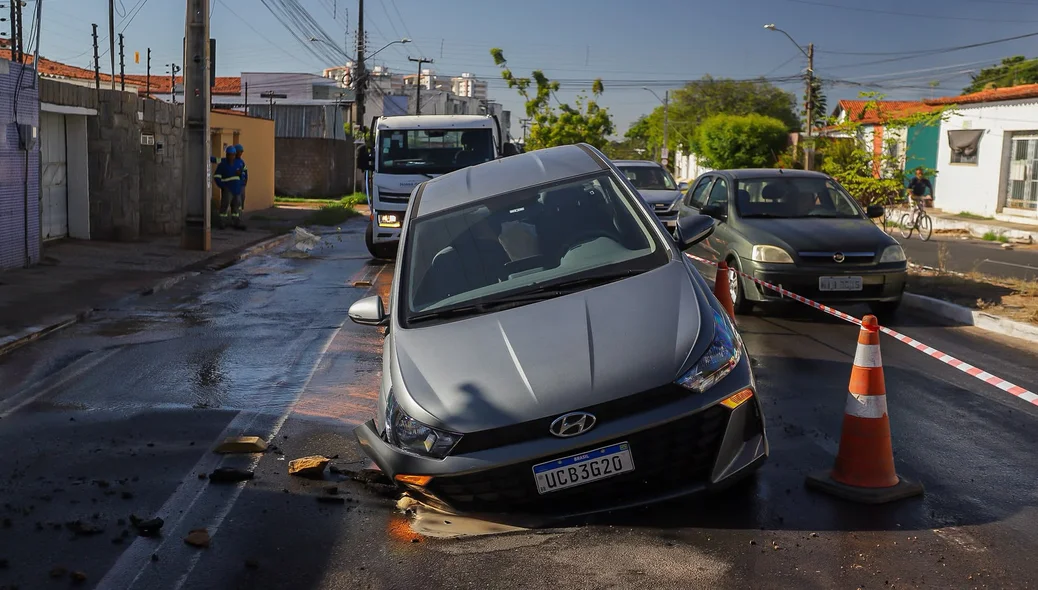 Carro cai em cratera após vazamento da Águas de Teresina na Avenida Odilon Araújo