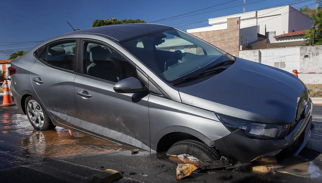 Carro ficou preso à cratera na Avenida Odilon Araújo