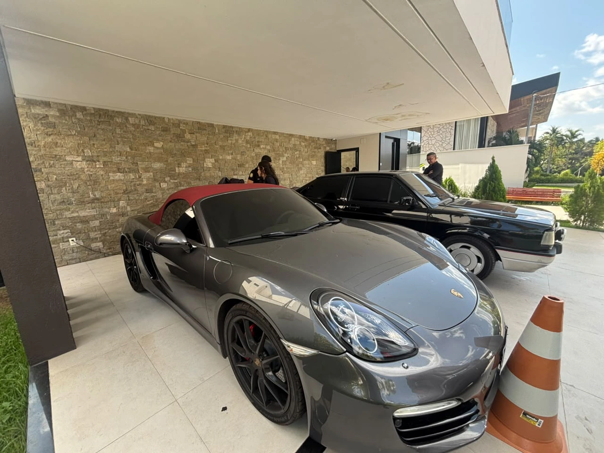 Carros de luxo na casa do CEO da DF Group
