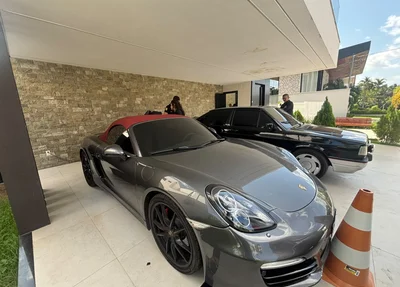 Carros de luxo na casa do CEO da DF Group