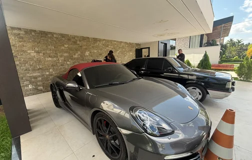 Carros de luxo na casa do CEO da DF Group