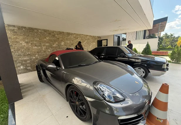 Carros de luxo na casa do CEO da DF Group