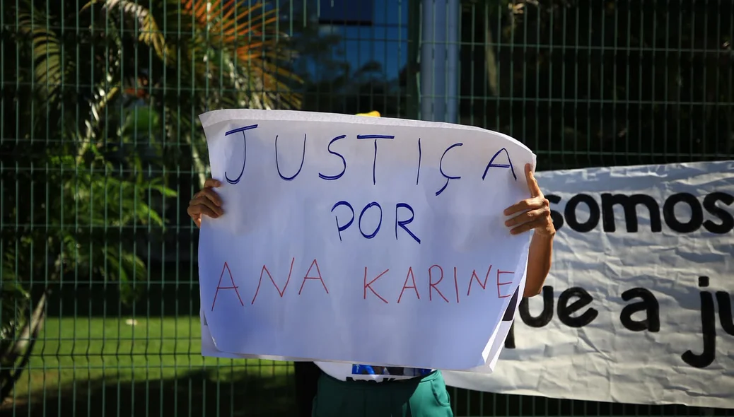 Cartazes cobraram justiça e a prisão do acusado