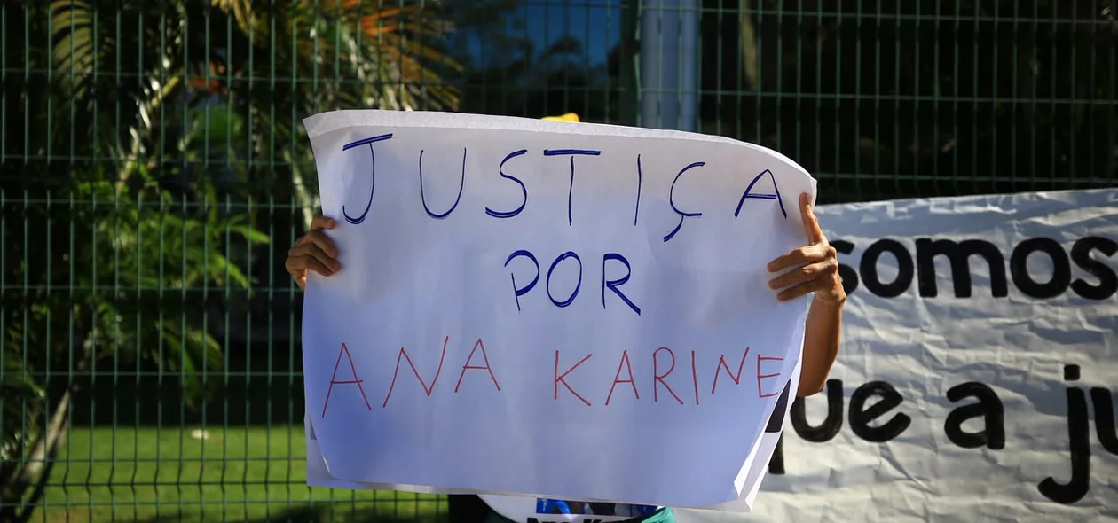 Cartazes cobraram justiça e a prisão do acusado