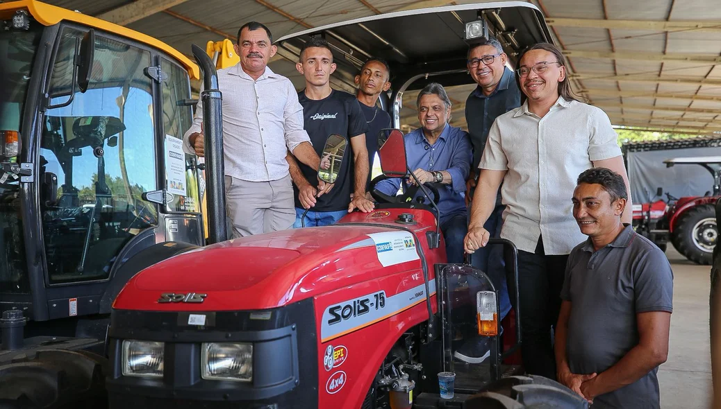 Ciro Nogueira e Júlio Arcoverde entregam equipamentos na sede da Codevasf
