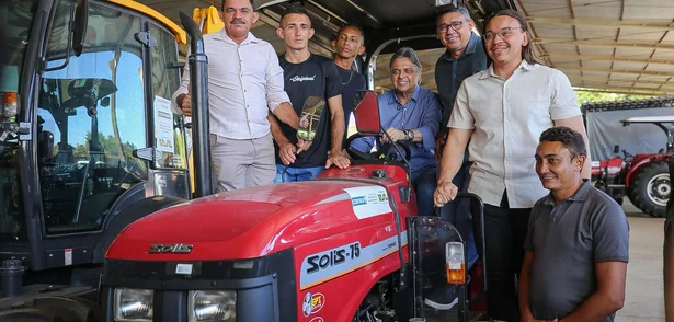 Ciro Nogueira e Júlio Arcoverde entregam equipamentos na sede da Codevasf