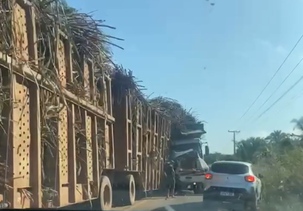 Colisão entre dois caminhões entre Teresina e União