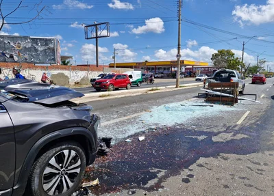 Colisão entre três veículos causa congestionamento na Avenida Miguel Rosa, em Teresina.