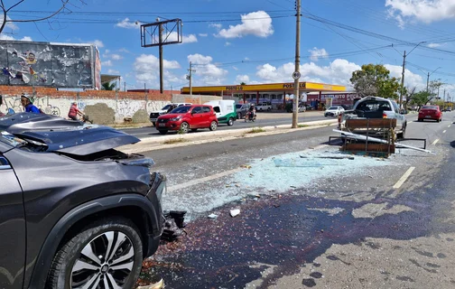 Colisão entre três veículos causa congestionamento na Avenida Miguel Rosa, em Teresina.