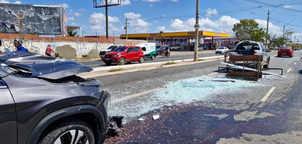 Colisão entre três veículos causa congestionamento na Avenida Miguel Rosa, em Teresina.