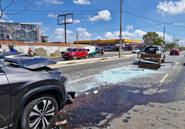 Colisão entre três veículos causa congestionamento na Avenida Miguel Rosa, em Teresina.