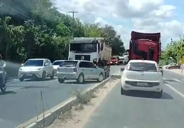 Colisão entre veículos deixa trânsito leto na BR-343 em Teresina