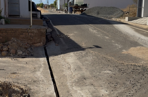 Construção de calçadas e sarjetas avança em Santo Antônio de Lisboa.