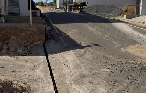 Construção de calçadas e sarjetas avança em Santo Antônio de Lisboa.