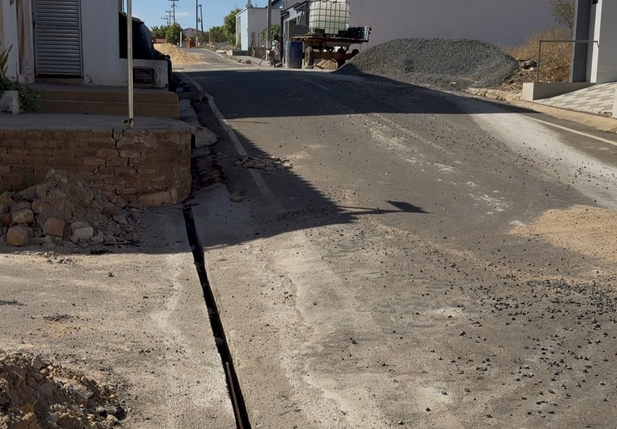 Construção de calçadas e sarjetas avança em Santo Antônio de Lisboa.
