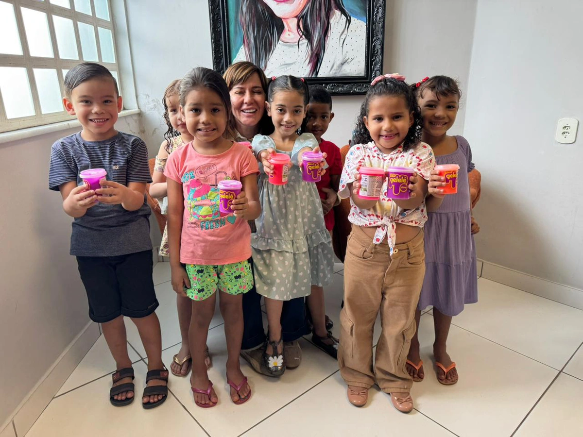 Crianças da Creche Vô José Luís Pereira receberam slimes