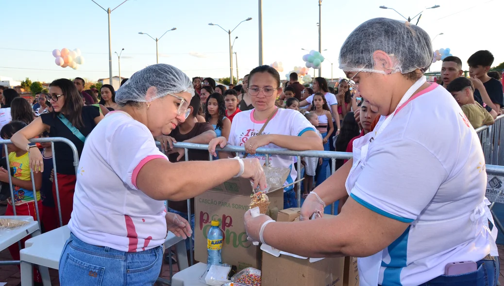 Crianças receberam sorvetes durante a programação do evento