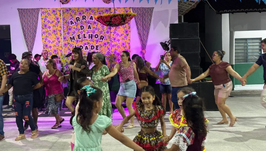 Crianças se divertiram no Arraiá da Melhor Idade