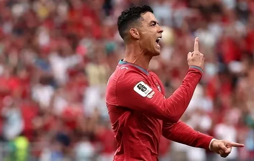 Cristiano Ronaldo comemora gol contra o Uzbequistão