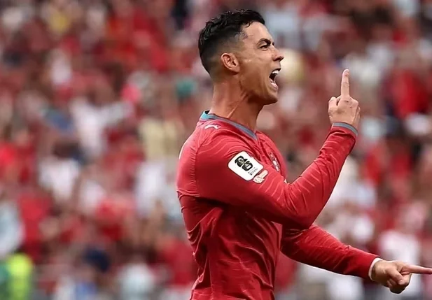 Cristiano Ronaldo comemora gol contra o Uzbequistão