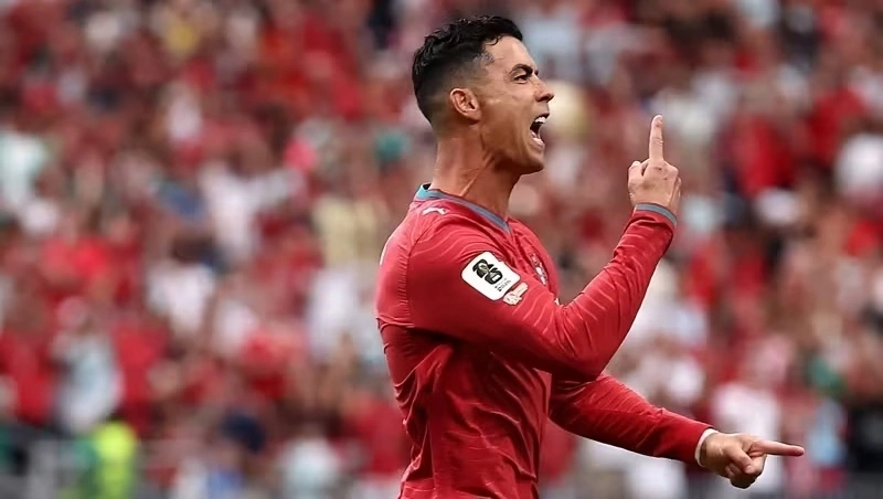 Cristiano Ronaldo comemora gol contra o Uzbequistão