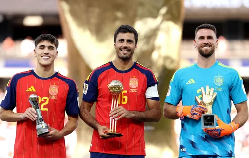 Da esquerda à direita, Cubarsí, Rodri e Unai Simón erguem seus prêmios da Copa do Mundo