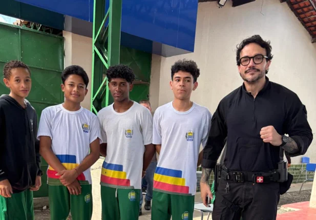 Delegado Eduardo Aquino leva prevenção ao crime à escola na Santa Maria da Codipi