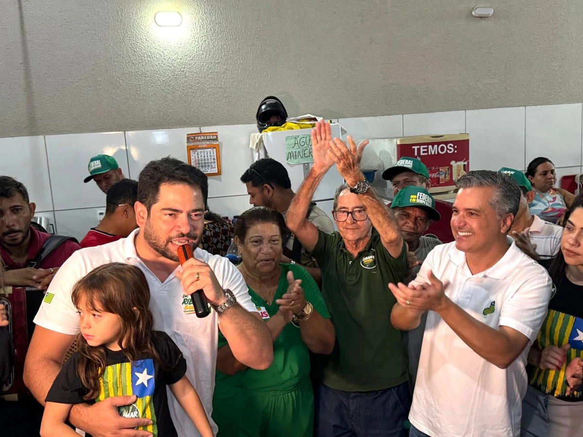 Deputado Dr. Vinicius prestigia aniversário de Dr. Ribamar Bandeira no Mercado Público de Campo Maior