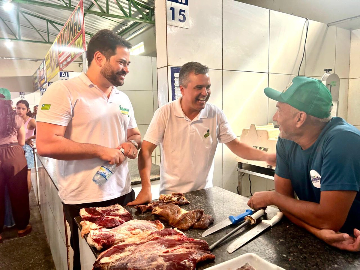 Deputado Dr. Vinicius prestigia aniversário de Dr. Ribamar Bandeira no Mercado Público de Campo Maior