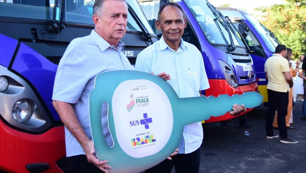 Deputado federal Flávio Nogueira em entrega de micro-ônibus do SUS