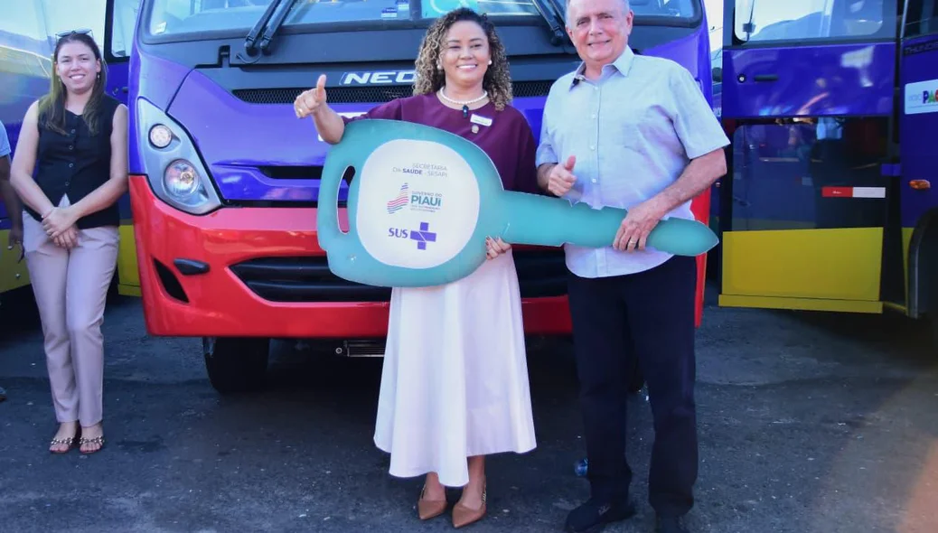 Deputado federal Flávio Nogueira em entrega de micro-ônibus do SUS