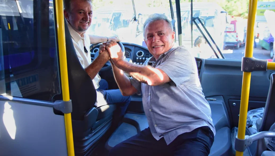 Deputado federal Flávio Nogueira viabiliza micro-ônibus do SUS para sete municípios do estado.